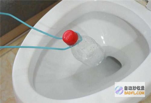 马桶碎裂 手脚划伤！你会这么做吗 蛋疼！一男性蹲马桶上厕所 (马桶碎裂伤人)