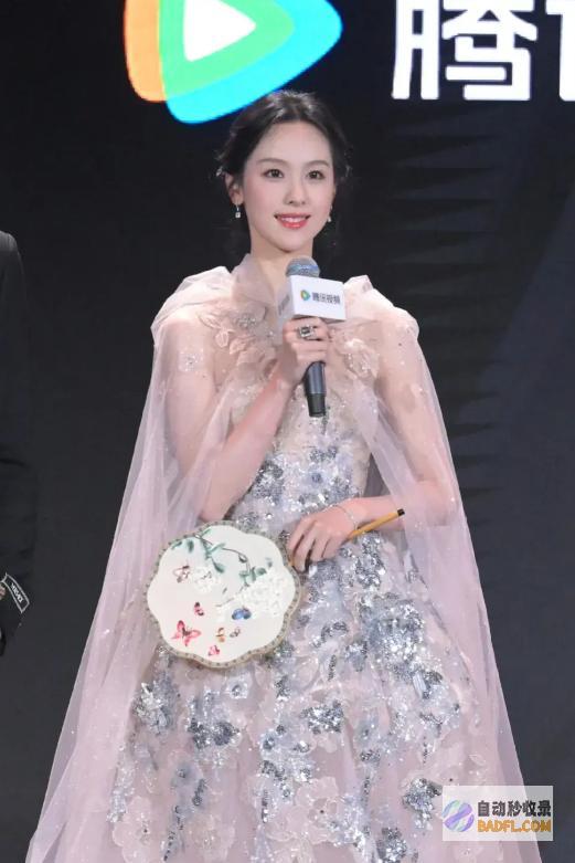 百花争艳当天被压轴出场的唐嫣冷艳一双黑丝艳压