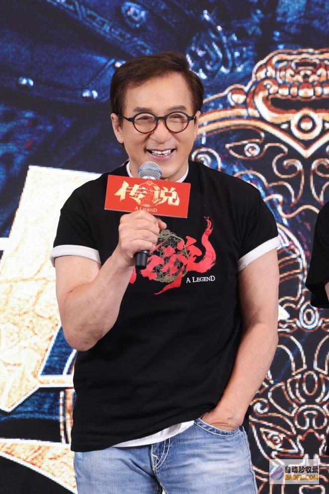 传说成龙感叹27岁AI角色比自己更俊北京首映传说