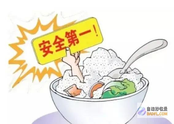 连忙跑下去捡大鱼得拖着走雨后湖南一男性楼上看