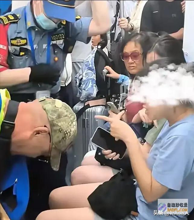 帽子成亮点这名大爷真勇强迫让座不成竟猥亵一举