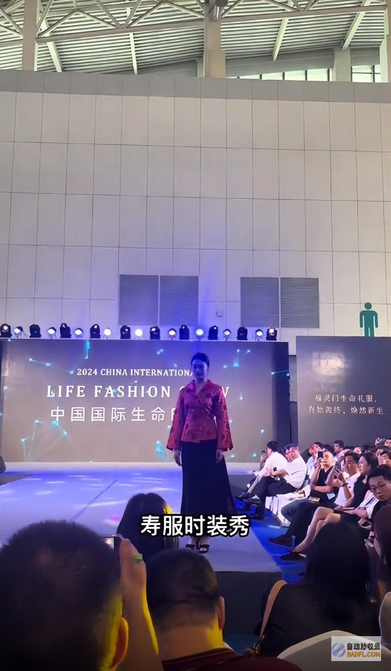 模特穿寿衣走秀脸更吓人网友天津开国内殡葬展会