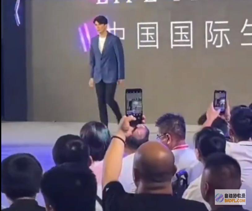 模特穿寿衣走秀脸更吓人网友天津开国内殡葬展会