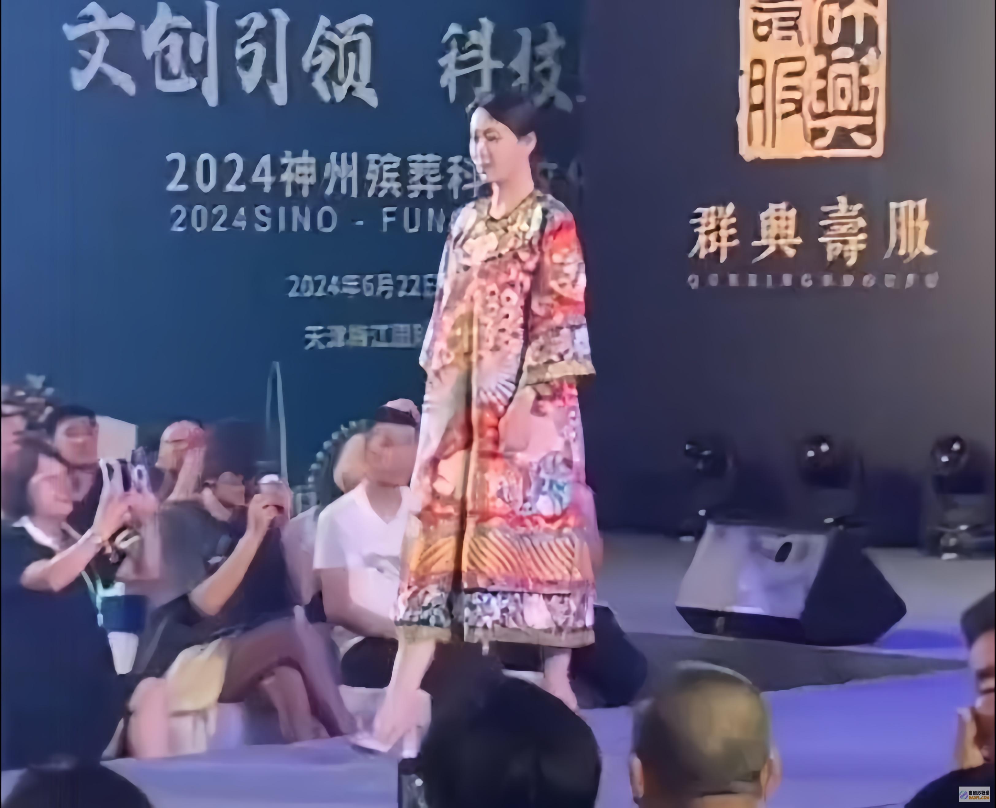 模特穿寿衣走秀脸更吓人网友天津开国内殡葬展会