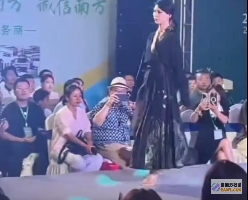 模特穿寿衣走秀脸更吓人网友天津开国内殡葬展会