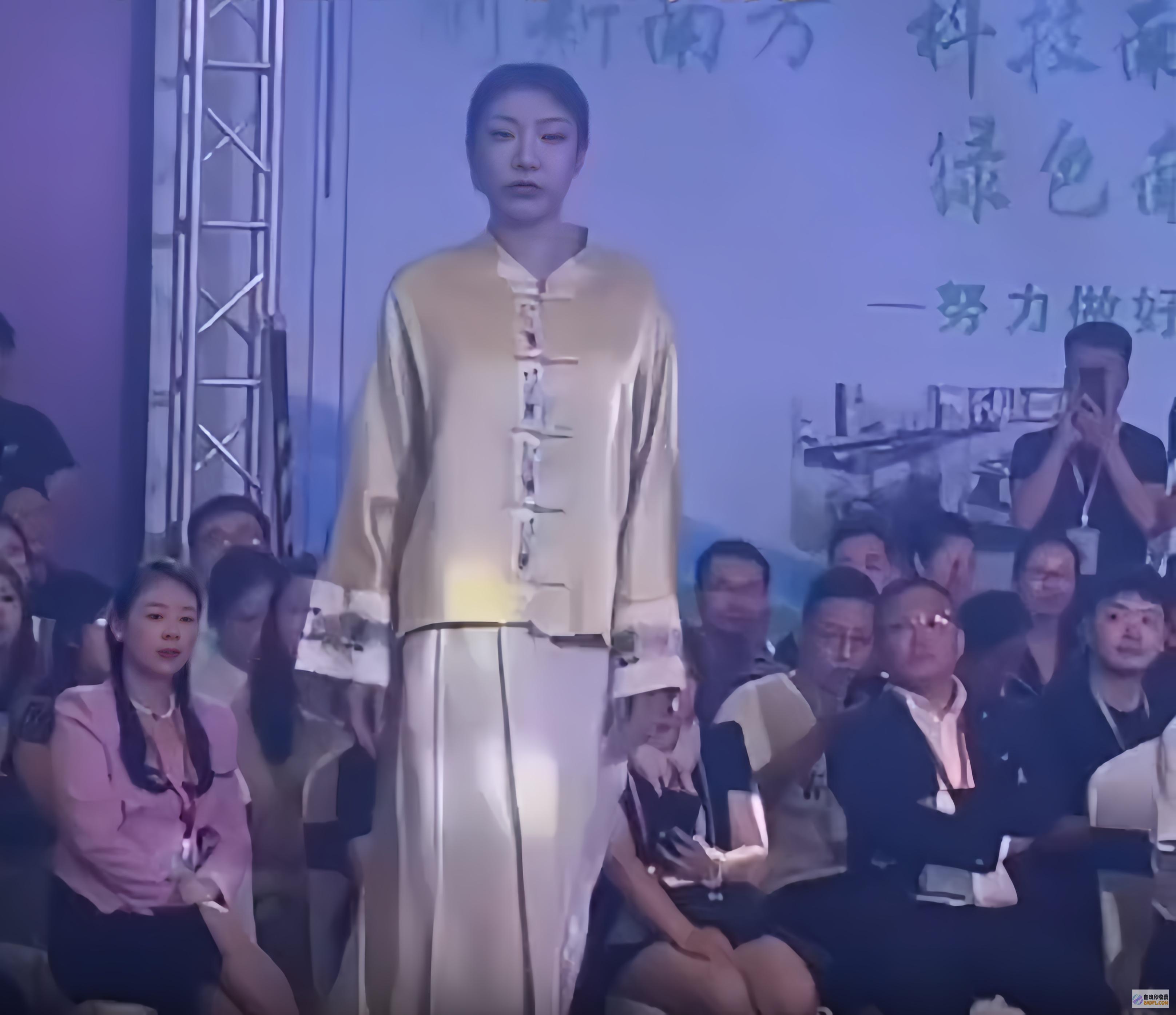 模特穿寿衣走秀脸更吓人天津开国内殡葬展会毫无