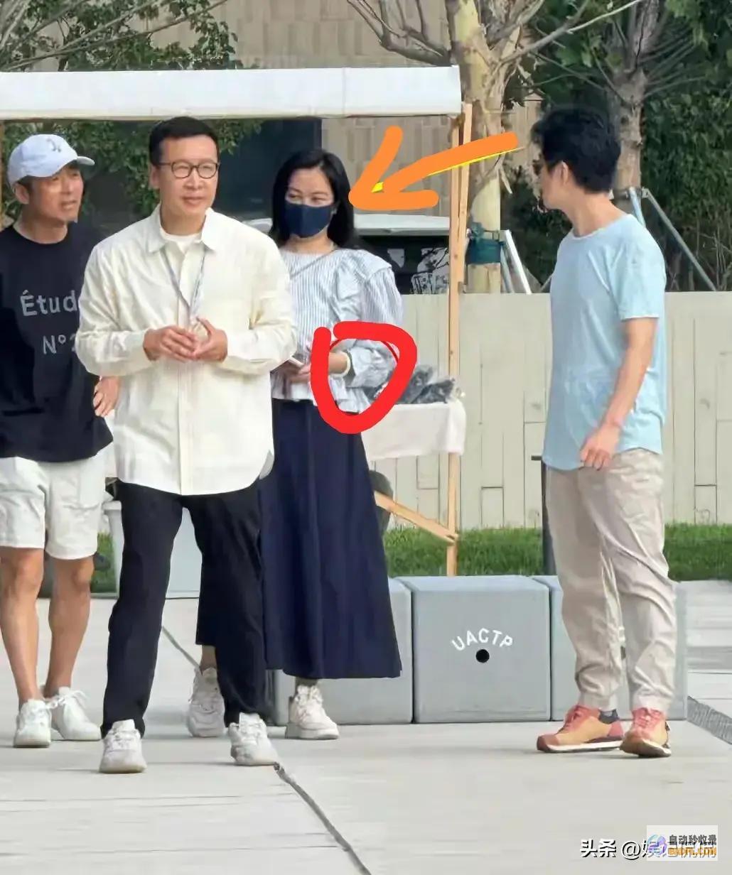 49岁李健带老婆北戴河看房均价高达25w自己个子