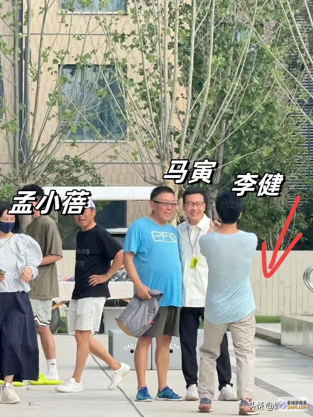 49岁李健带老婆北戴河看房均价高达25w自己个子