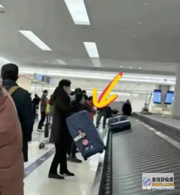 49岁李健带老婆北戴河看房均价高达25w自己个子