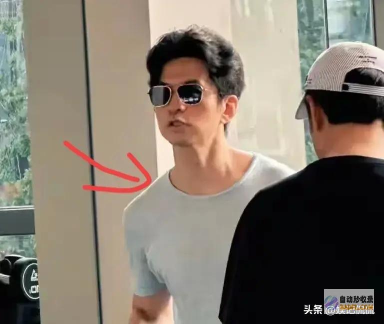 49岁李健带老婆北戴河看房均价高达25w自己个子