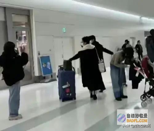 49岁李健带老婆北戴河看房均价高达25w自己个子