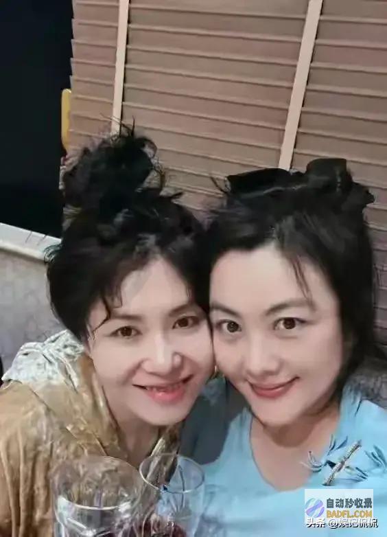 49岁李健带老婆北戴河看房均价高达25w自己个子