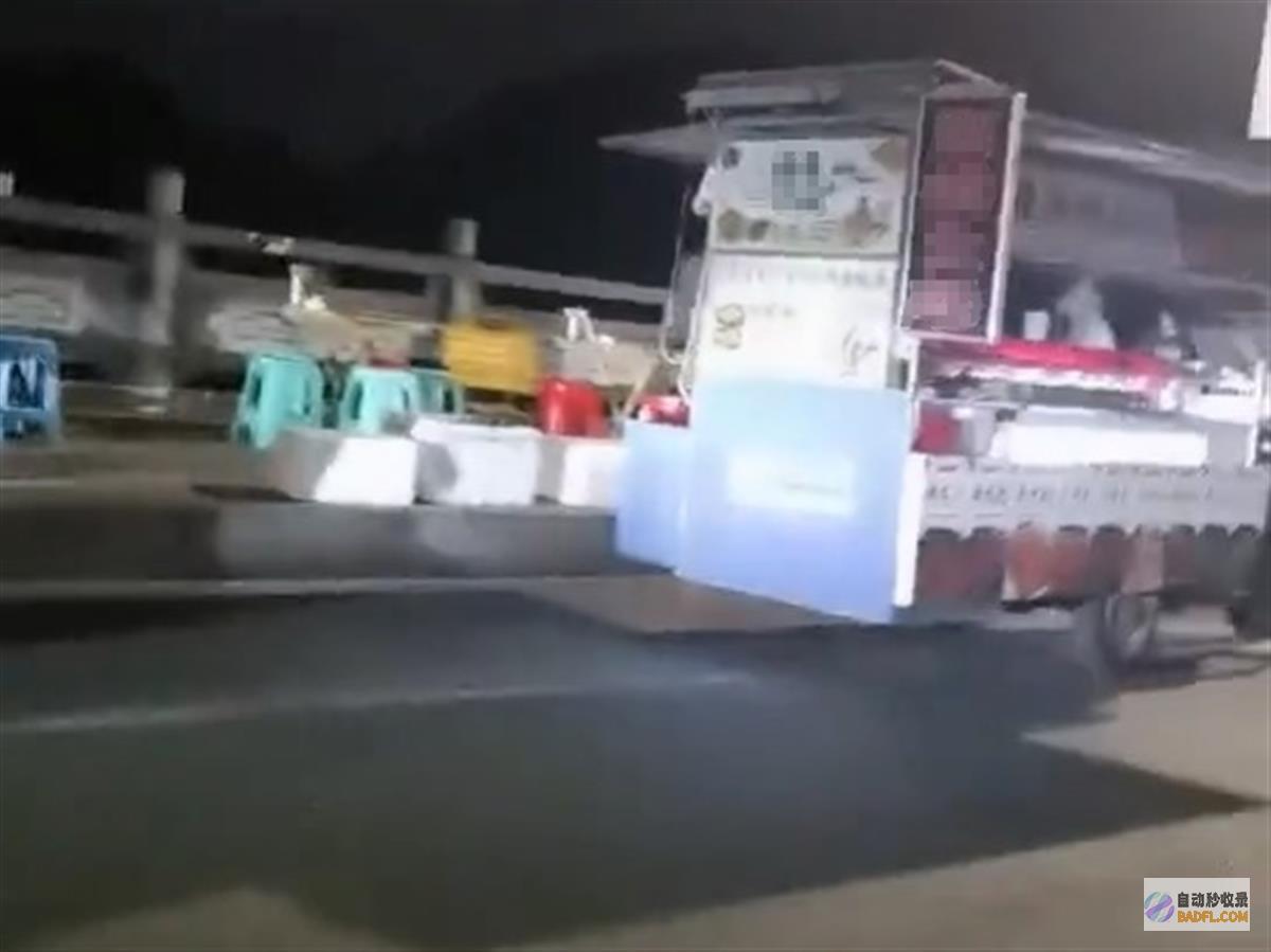 女摊主手机不停收钱吓到报警！警察查清误解！评论区炸锅！ (女子手机掉湖里向园区索赔)