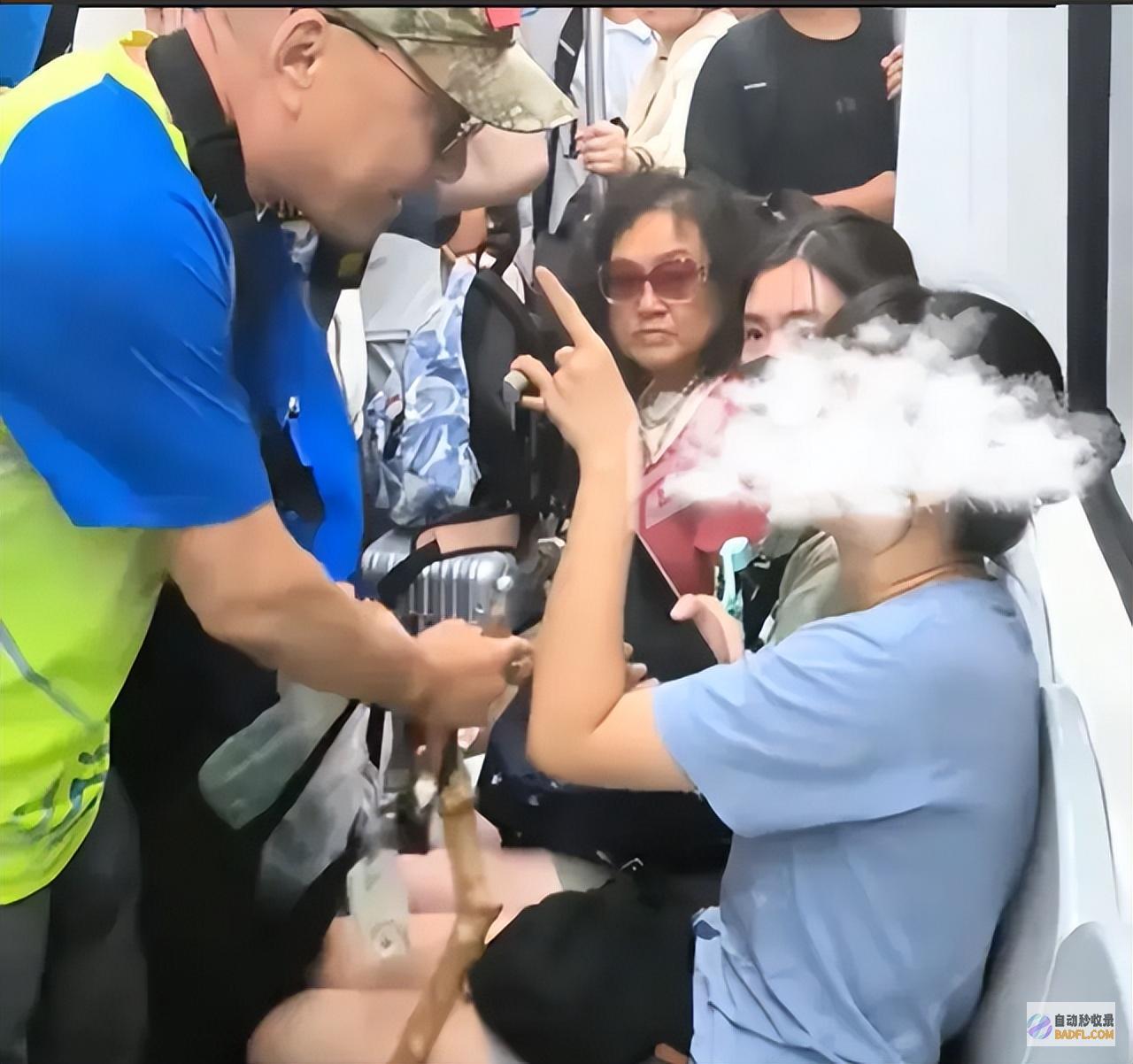 网友这是性骚扰闹大了女孩不给大爷让座被大爷扒