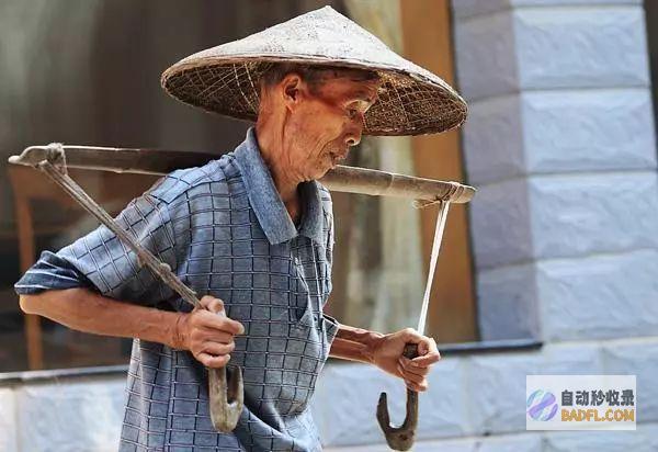 举措下流 老人强制女在校生让座后续 整个车厢的乘客都看不下去了