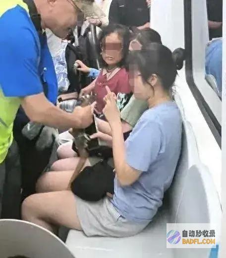 终局令人很温馨借霸座名义猥亵女孩的恶老头后续