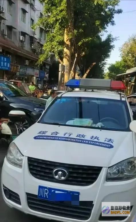 南充城管执法车路线违停引骂声一片果真有状况知