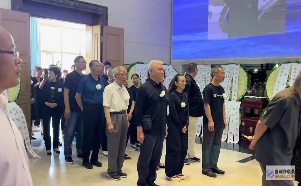 妻子哭肿双眼被人扶持王铁成遗体告别仪式儿子坐