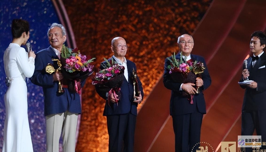 妻子哭肿双眼被人扶持王铁成遗体告别仪式儿子坐