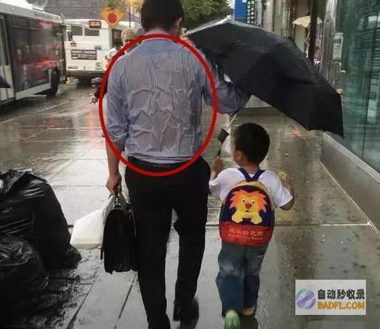 当姥爷面啄孩子的鸡只会被摆上桌 我却笑喷才评论区 笑不活了 (姥姥经常凶孩子)