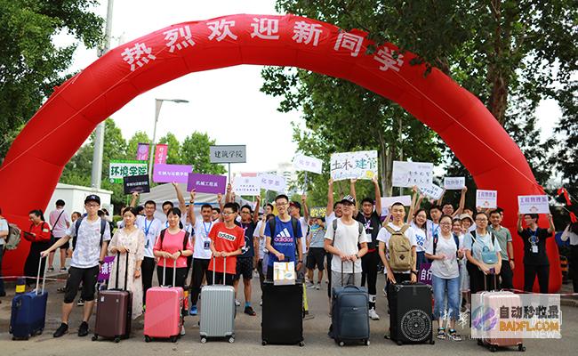 皆大欢喜！校长 偷吃 学校食堂食材80余万元 忏悔痛哭！网友炸锅 (《皆大欢喜》)