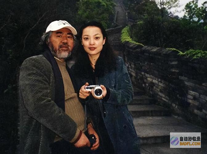 老爷子踉跄护妻善意酸大着肚子牵马张纪中带老婆