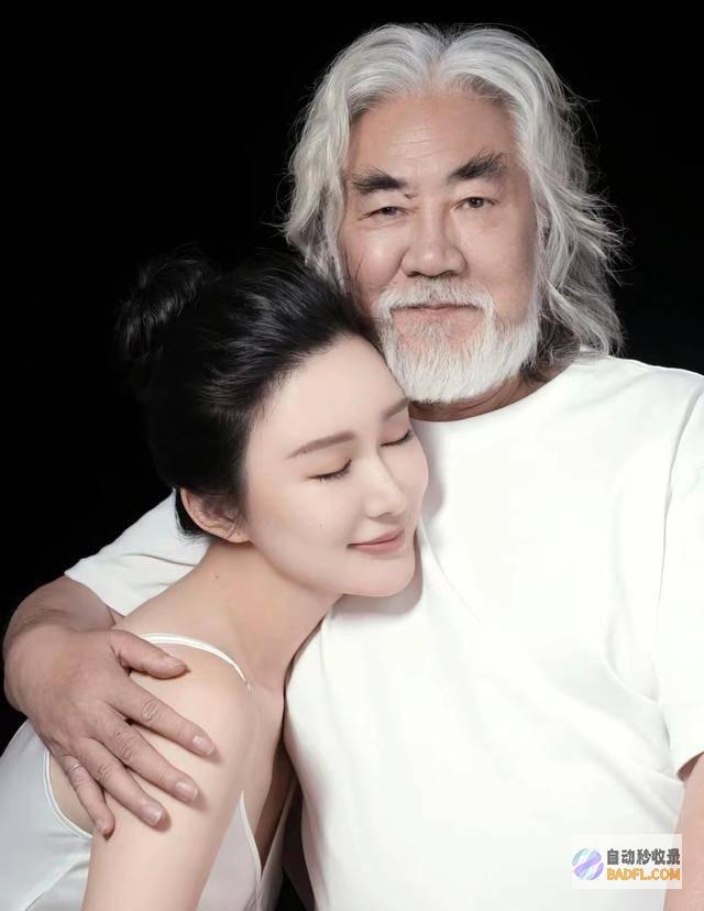 老爷子踉跄护妻善意酸大着肚子牵马张纪中带老婆