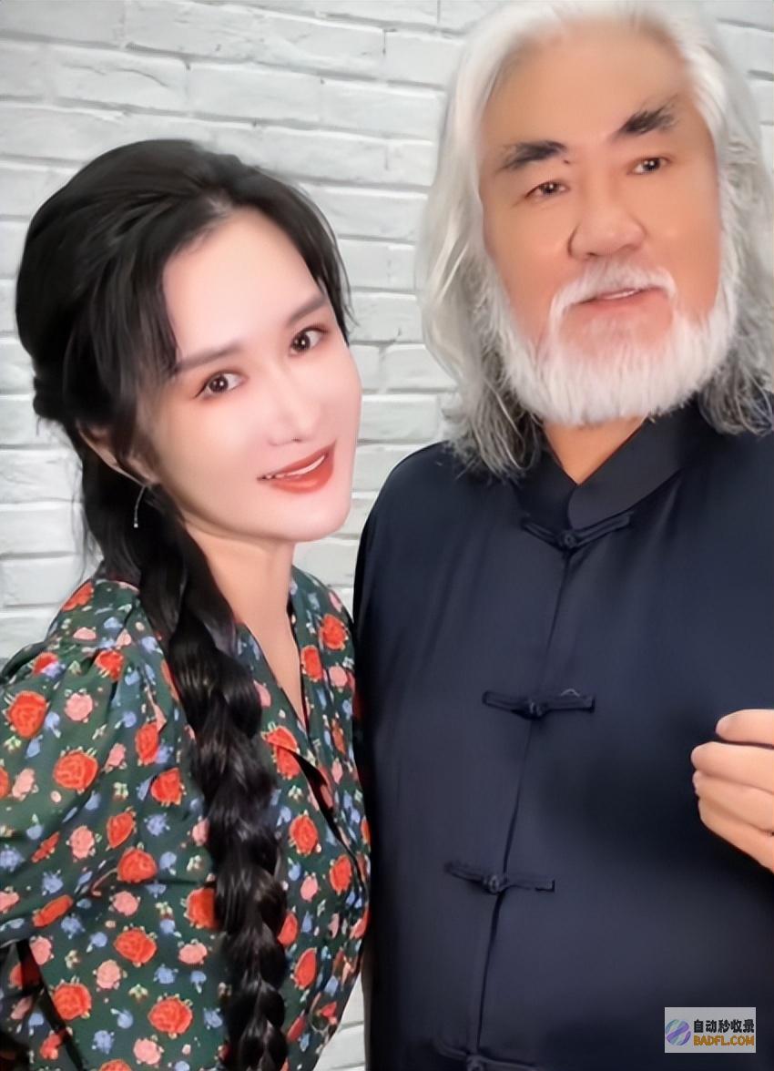 老爷子踉跄护妻善意酸大着肚子牵马张纪中带老婆
