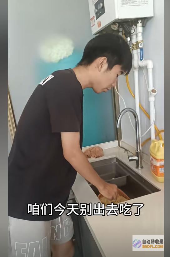 太感动了网友评论炸锅男生查分后默默去做饭妈妈