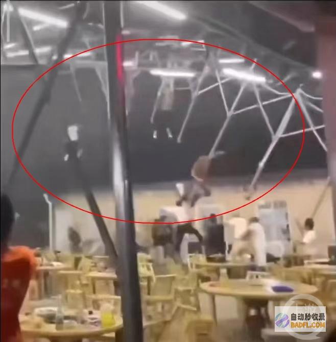 评论区炸锅 城管欺侮孕妇 孕妇街头卖小吃被劝离 用手擦拭眼泪 (评论区炸锅了)