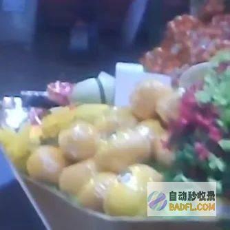 店主果决拒绝上热搜 我笑死在评论区 笑麻了！老人借口上厕所存包 (店主果决拒绝退店)
