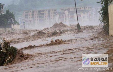 没想到洪水从面前 偷家 笑麻了 评论区笑死 一家人门前看暴雨 (洪水袭来的时候)