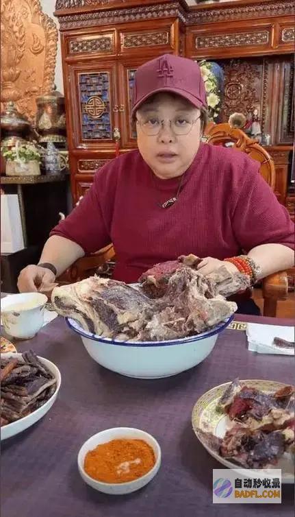 网友无名指戒指抢眼韩红瘦了小脸大眼吃生肉孩子