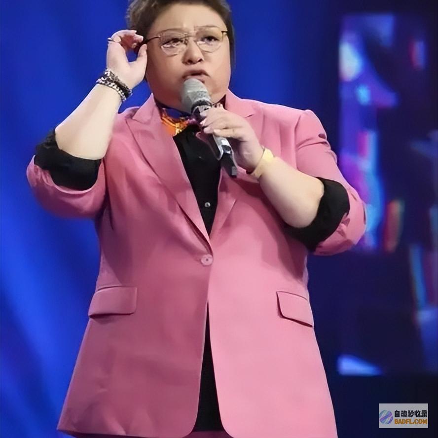 网友无名指戒指抢眼韩红瘦了小脸大眼吃生肉孩子