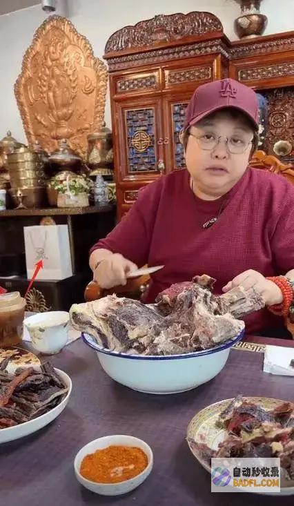 网友无名指戒指抢眼韩红瘦了小脸大眼吃生肉孩子