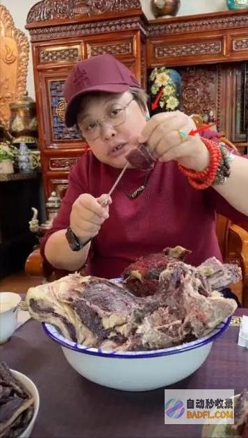 网友无名指戒指抢眼韩红瘦了小脸大眼吃生肉孩子