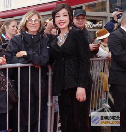 衣着装扮大不同 憔悴 74岁刘晓庆法国出面 脸部浮肿断崖式苍老 (穿着打扮不一般)