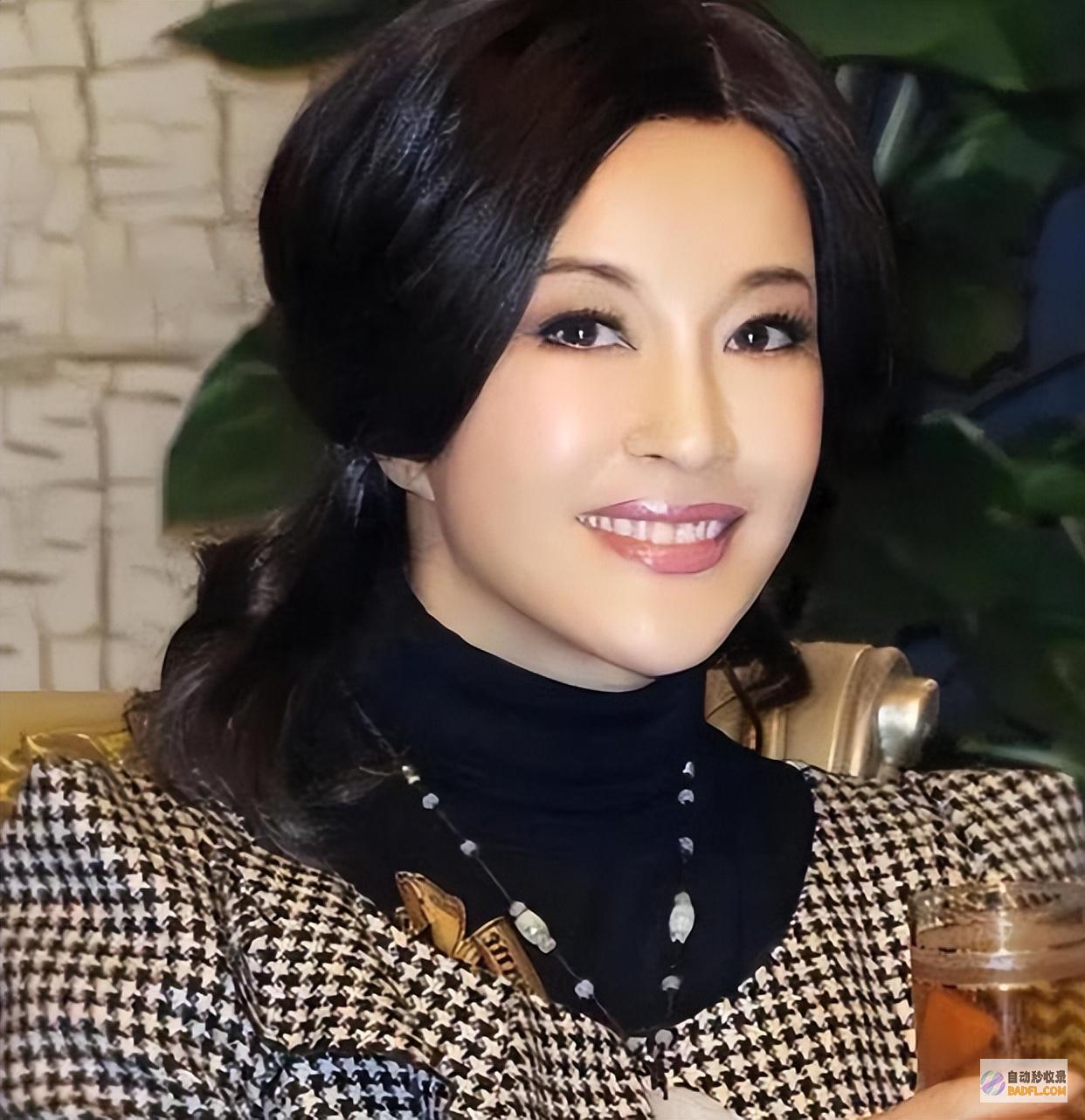 衣着装扮大不同憔悴74岁刘晓庆法国出面脸部浮肿