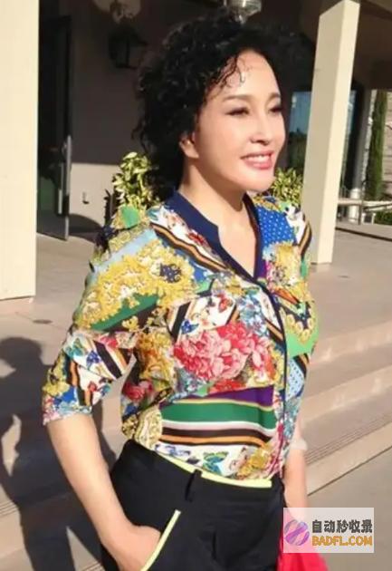 衣着装扮大不同憔悴74岁刘晓庆法国出面脸部浮肿