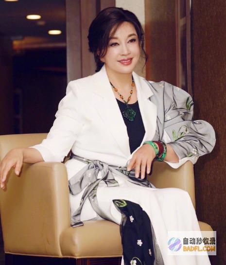 衣着装扮大不同憔悴74岁刘晓庆法国出面脸部浮肿