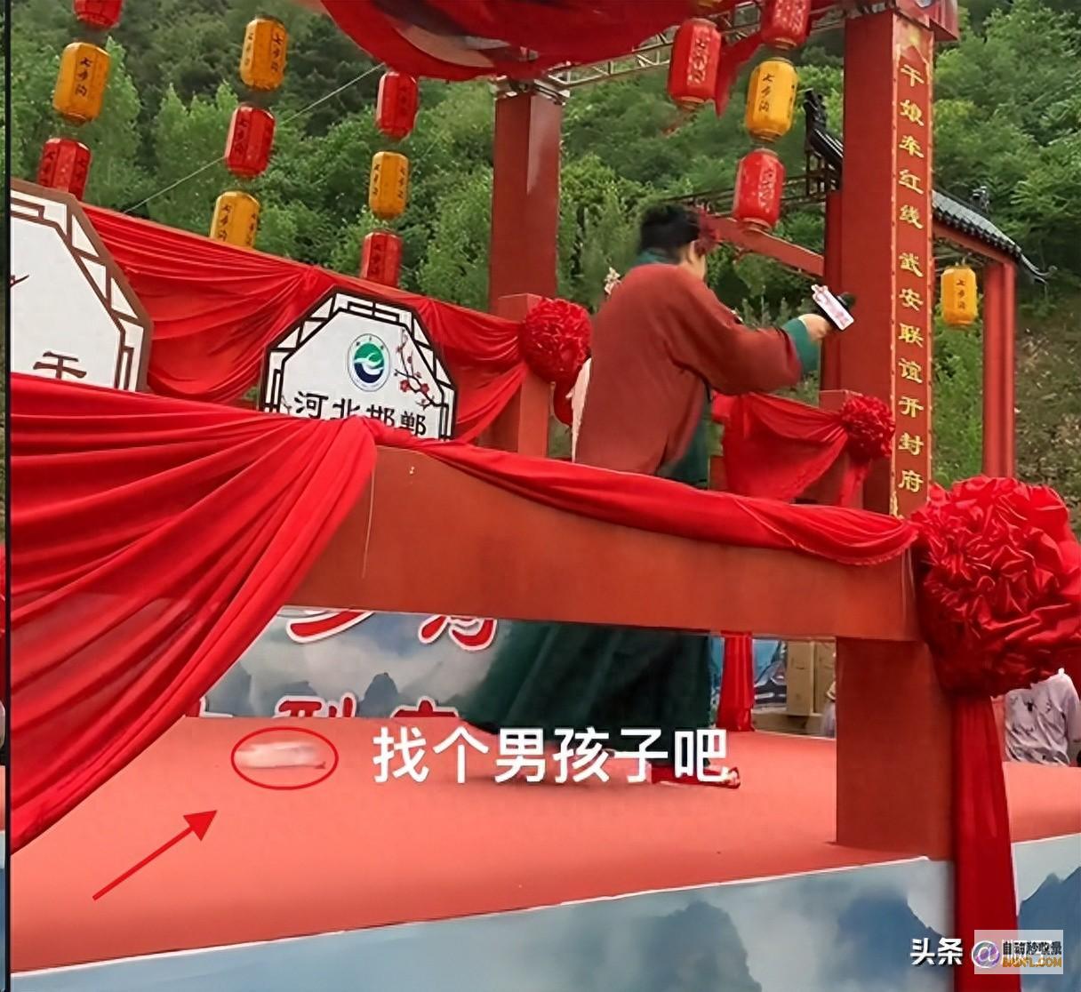 事大了！河北邯郸 女子对王婆布置不满 扔矿泉水泄愤 王婆说媒 (河北发生什么事了)
