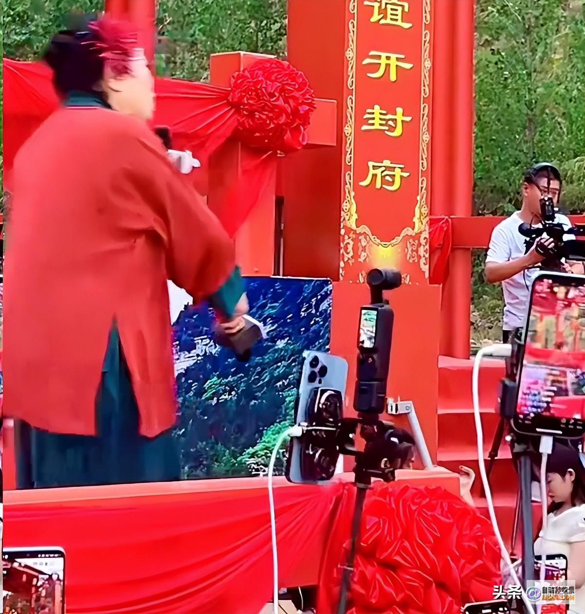 扔矿泉水泄愤王婆说媒女子对王婆布置不满事大了