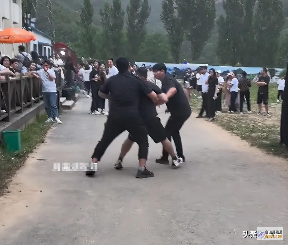 扔矿泉水泄愤王婆说媒女子对王婆布置不满事大了