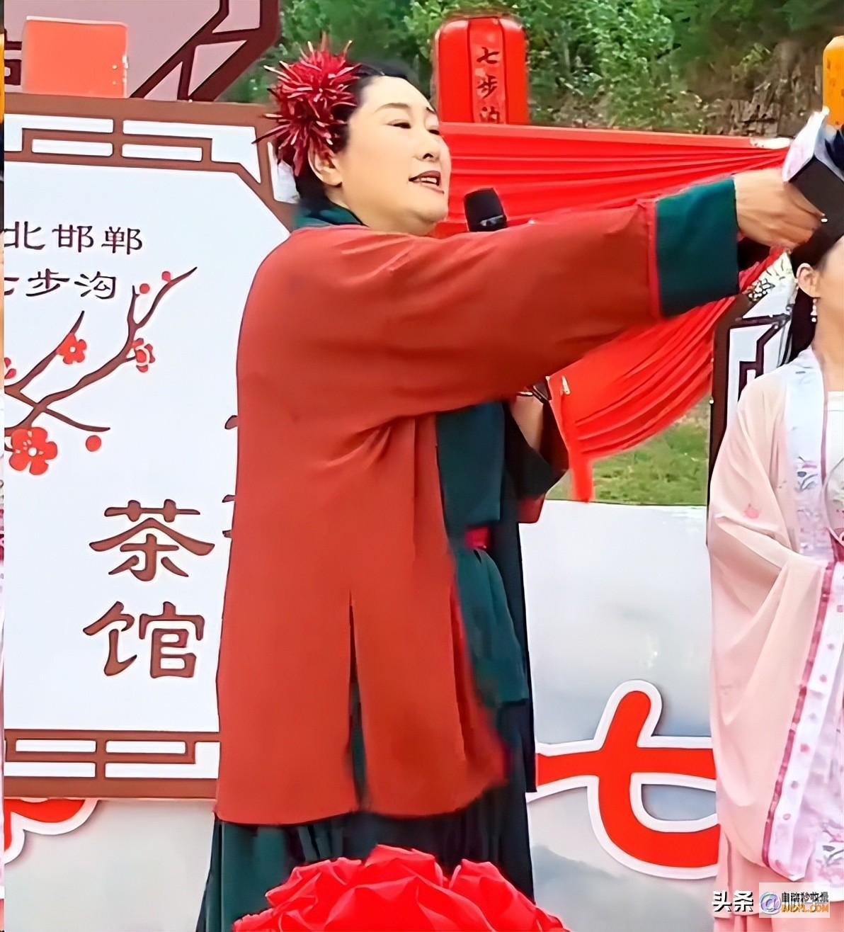 扔矿泉水泄愤王婆说媒女子对王婆布置不满事大了