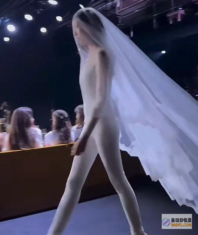 巴黎这一夜秒变阴间走秀秀湿身舞娘难道没人管吗