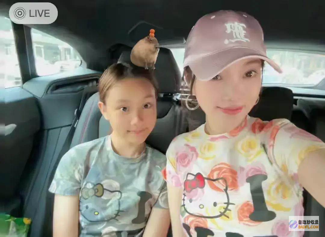 11岁甜馨美丽有气质母女同框似姐妹女