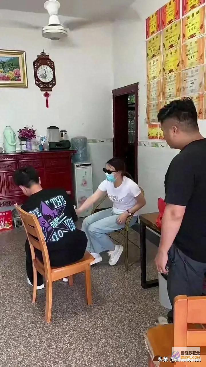 儿子如今想起我了离异妈妈到前夫家祝贺儿子高考