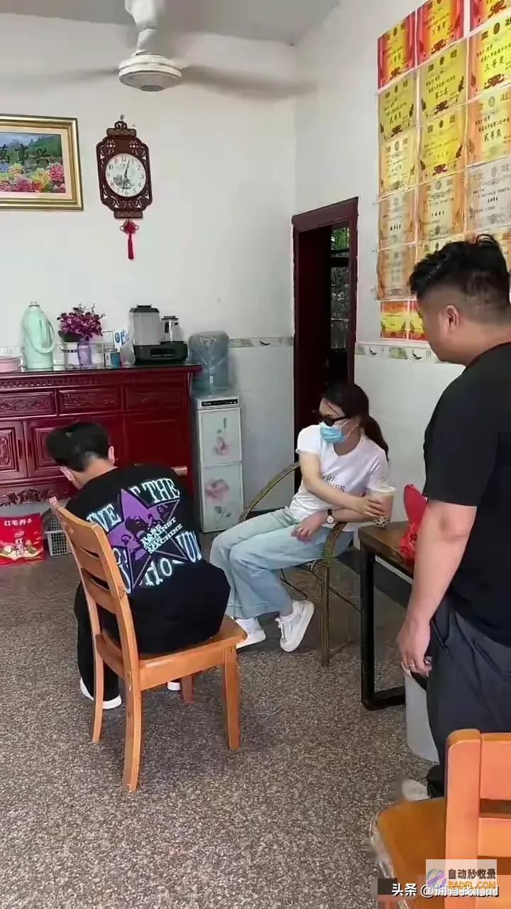 儿子如今想起我了离异妈妈到前夫家祝贺儿子高考