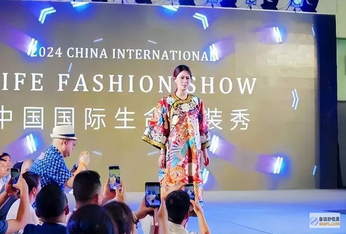 脸更吓人网友天津开国内殡葬展会毫无底线模特穿