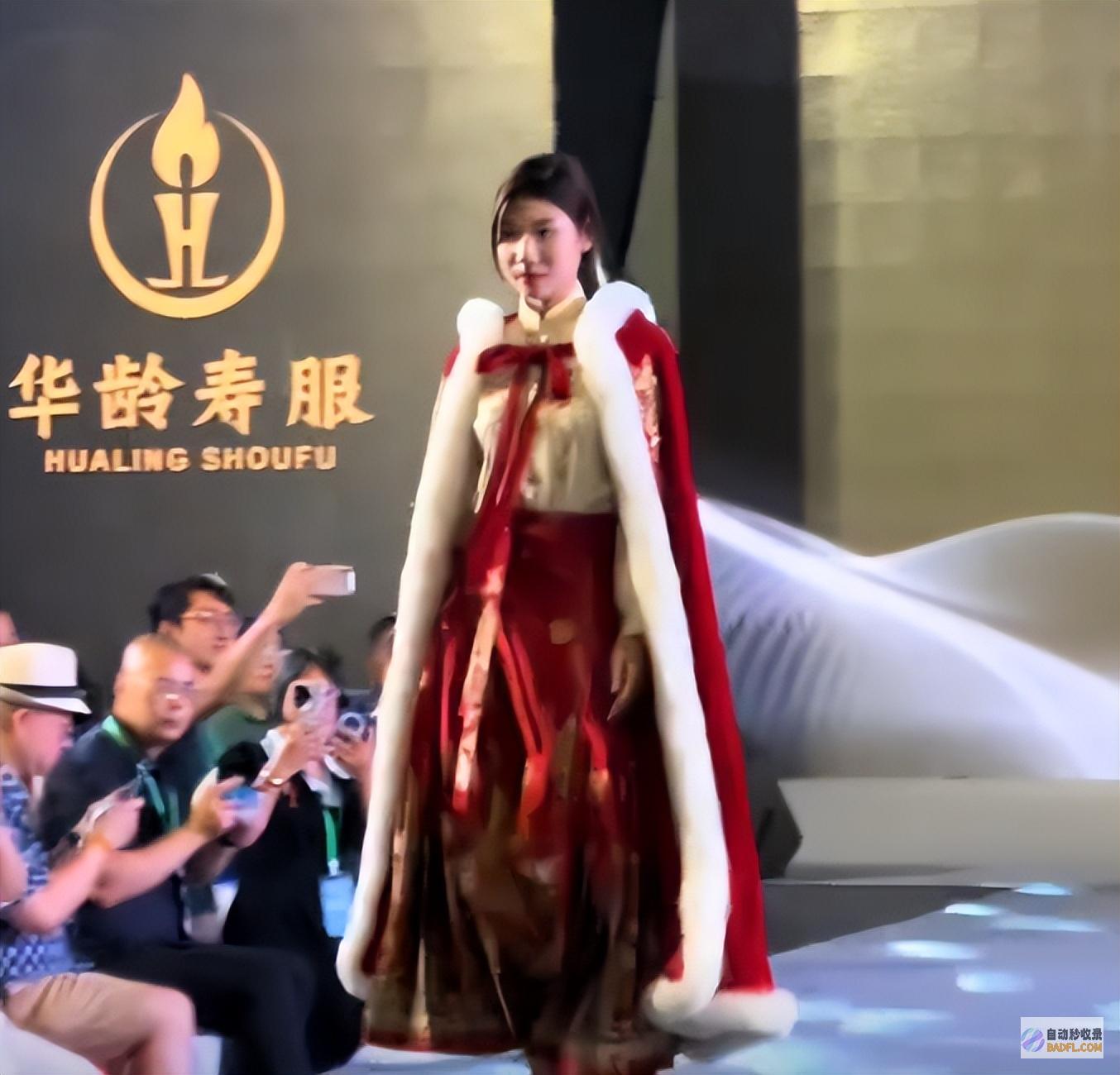 脸更吓人网友天津开国内殡葬展会毫无底线模特穿